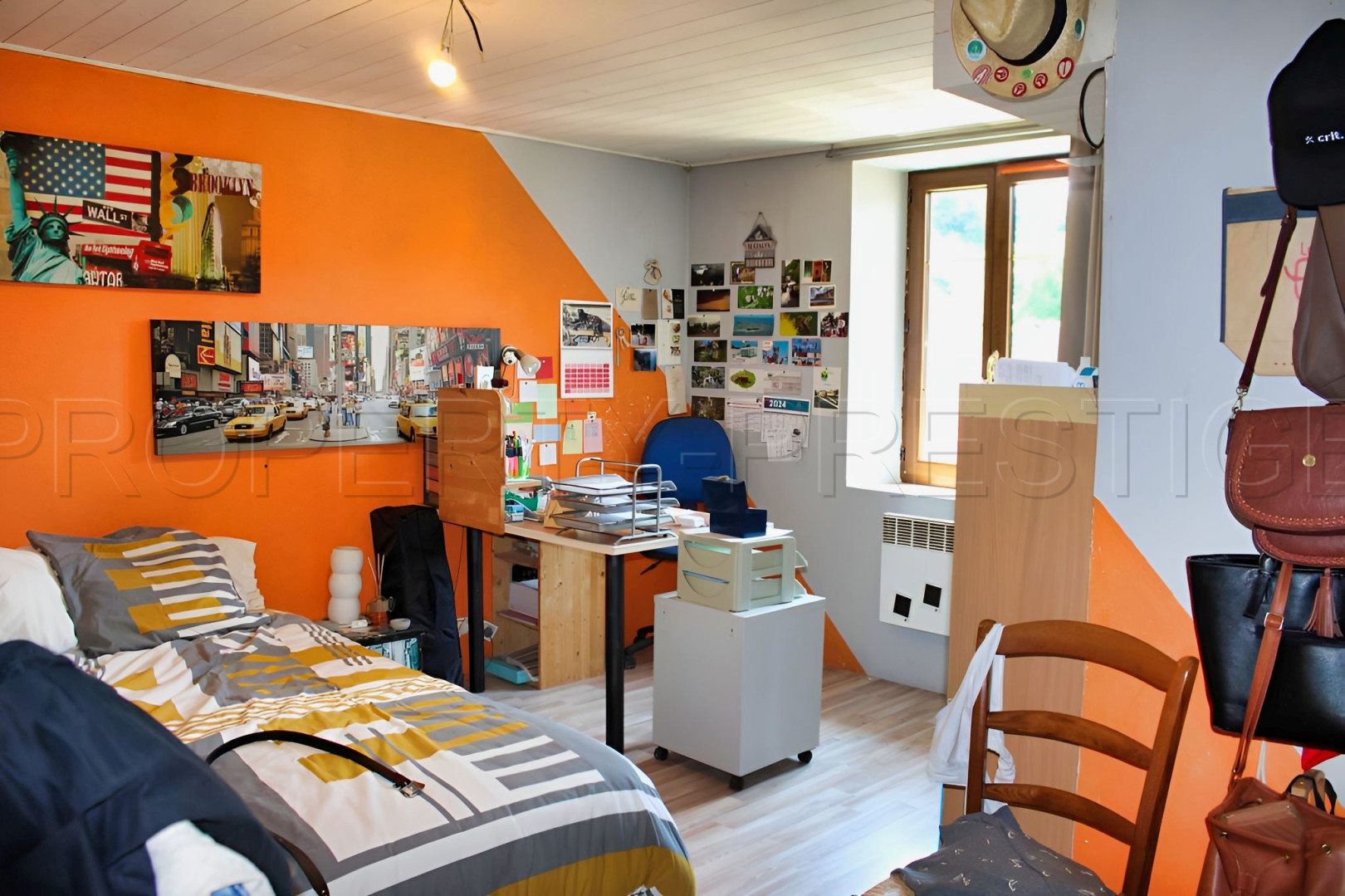 
                                                Vente
                                                 Grande Maison de 310 m² au Cœur d'un Village Proche de Thiers (63)