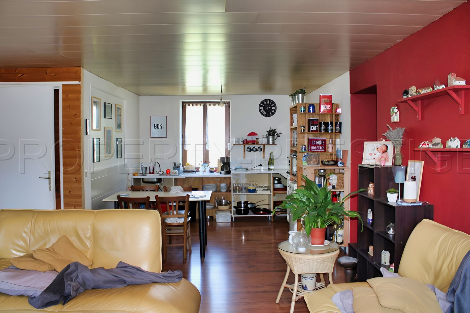 
                                                Vente
                                                 Grande Maison de 310 m² au Cœur d'un Village Proche de Thiers (63)