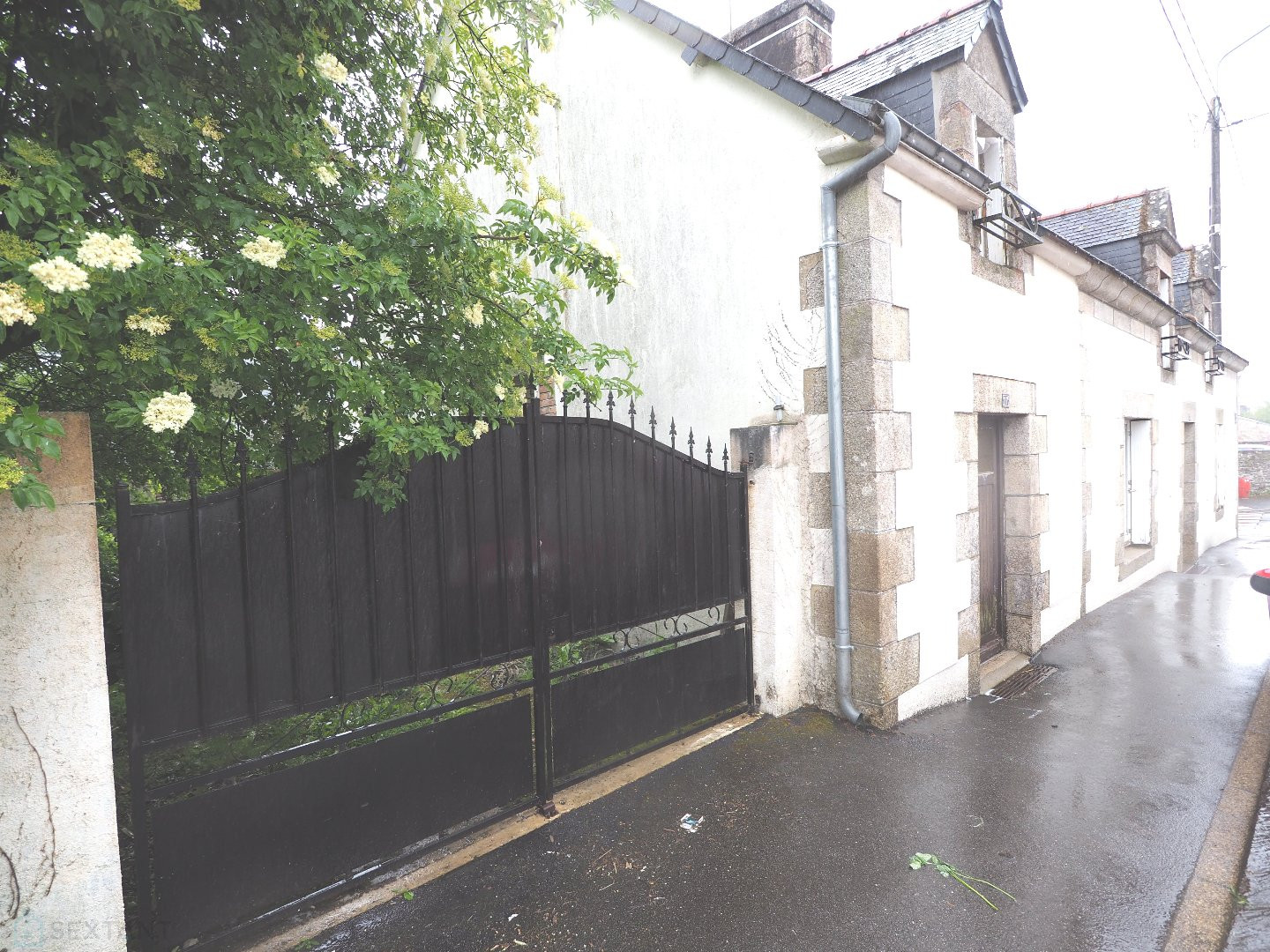 
                                                Vente
                                                 Grande maison en pierre 250 m2 cinq chambres