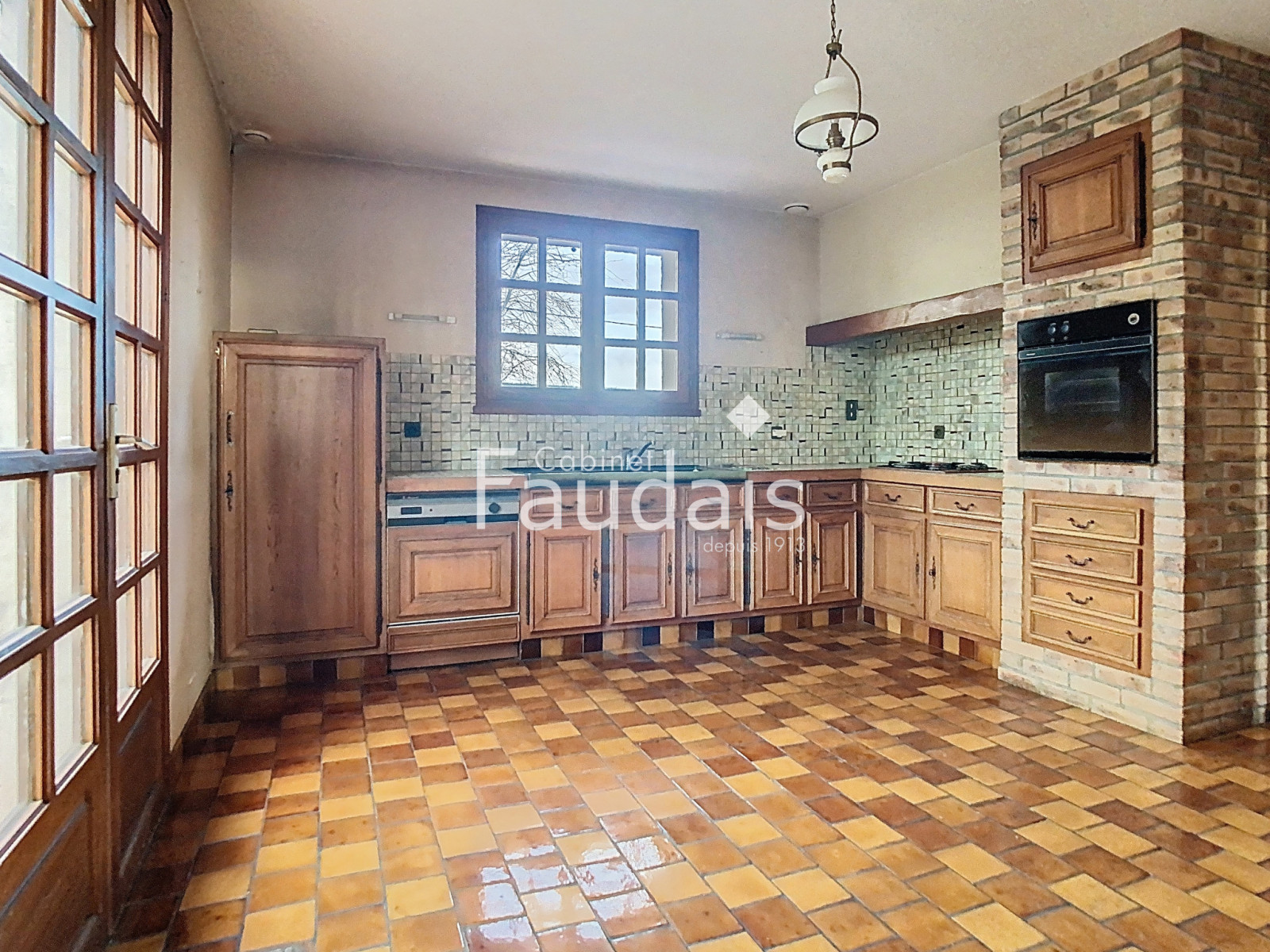 
                                                Vente
                                                 GRANDE MAISON FAMILIALE AVEC SOUS-SOL ET VIE DE PLAIN-PIED