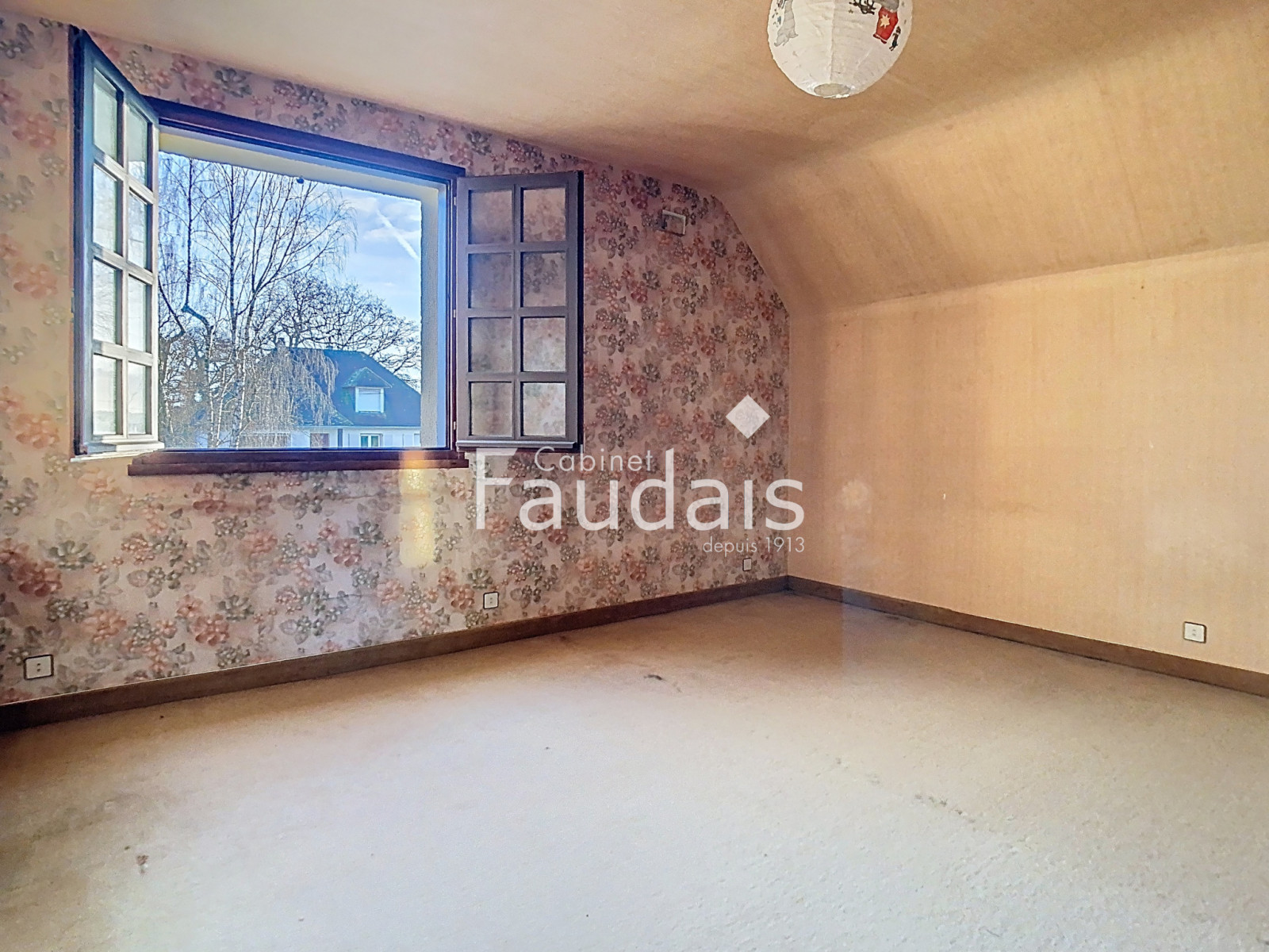 
                                                Vente
                                                 GRANDE MAISON FAMILIALE AVEC SOUS-SOL ET VIE DE PLAIN-PIED