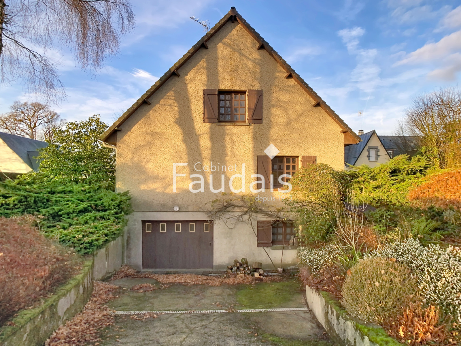 
                                                Vente
                                                 GRANDE MAISON FAMILIALE AVEC SOUS-SOL ET VIE DE PLAIN-PIED