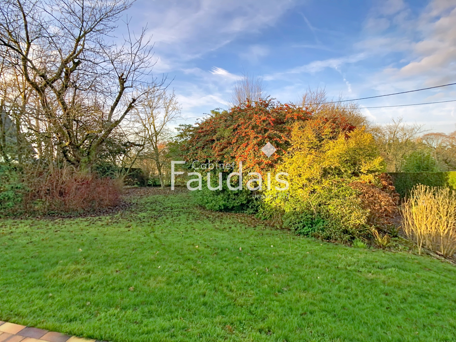 
                                                Vente
                                                 GRANDE MAISON FAMILIALE AVEC SOUS-SOL ET VIE DE PLAIN-PIED