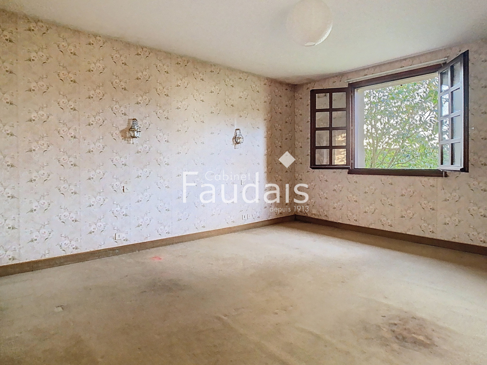 
                                                Vente
                                                 GRANDE MAISON FAMILIALE AVEC SOUS-SOL ET VIE DE PLAIN-PIED