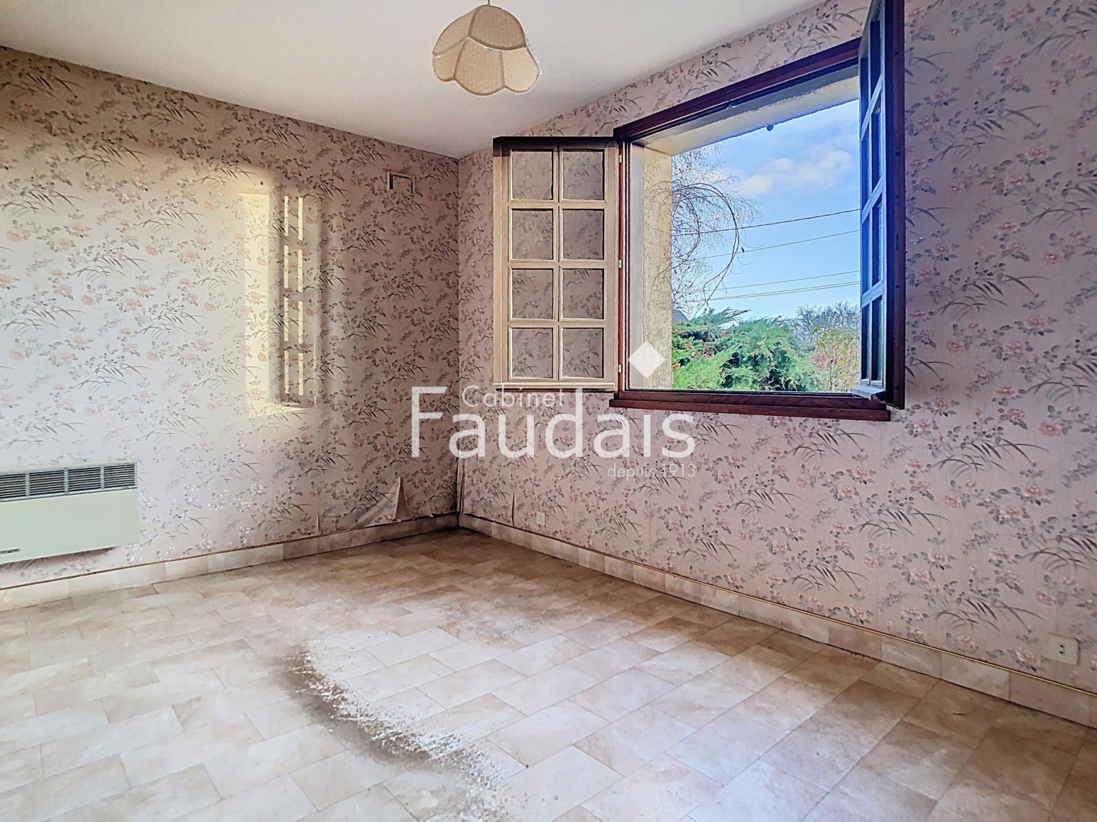 
                                                Vente
                                                 GRANDE MAISON FAMILIALE AVEC SOUS-SOL ET VIE DE PLAIN-PIED