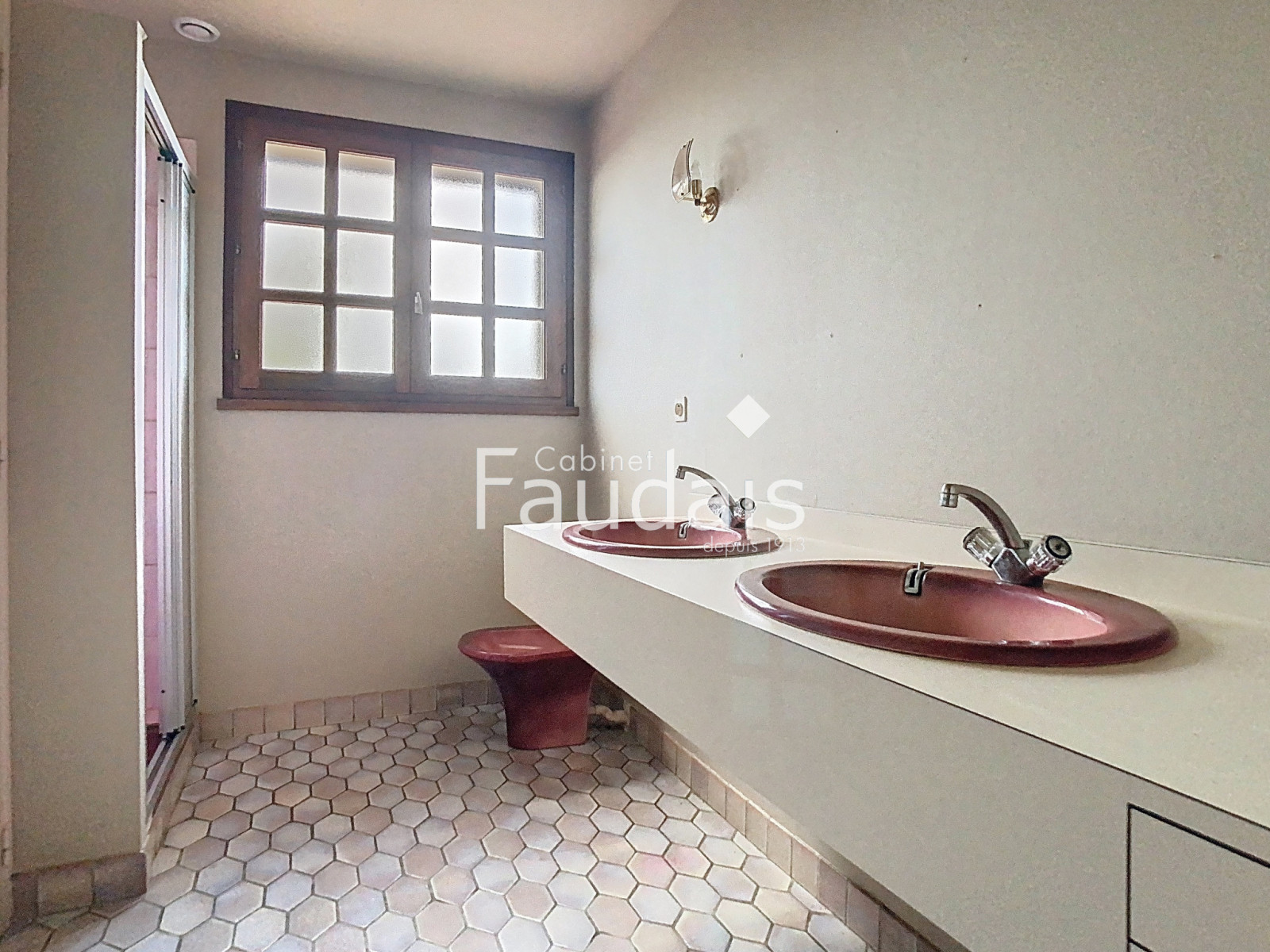 
                                                Vente
                                                 GRANDE MAISON FAMILIALE AVEC SOUS-SOL ET VIE DE PLAIN-PIED