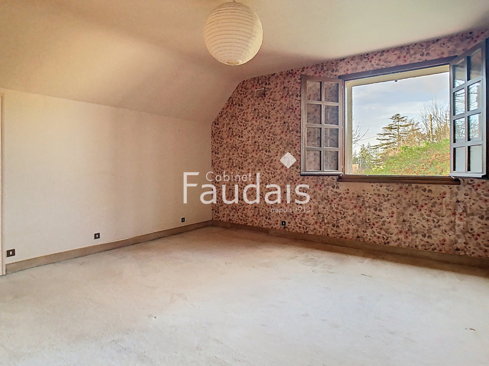 
                                                Vente
                                                 GRANDE MAISON FAMILIALE AVEC SOUS-SOL ET VIE DE PLAIN-PIED