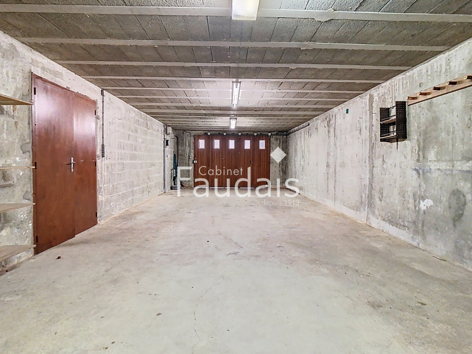 
                                                Vente
                                                 GRANDE MAISON FAMILIALE AVEC SOUS-SOL ET VIE DE PLAIN-PIED