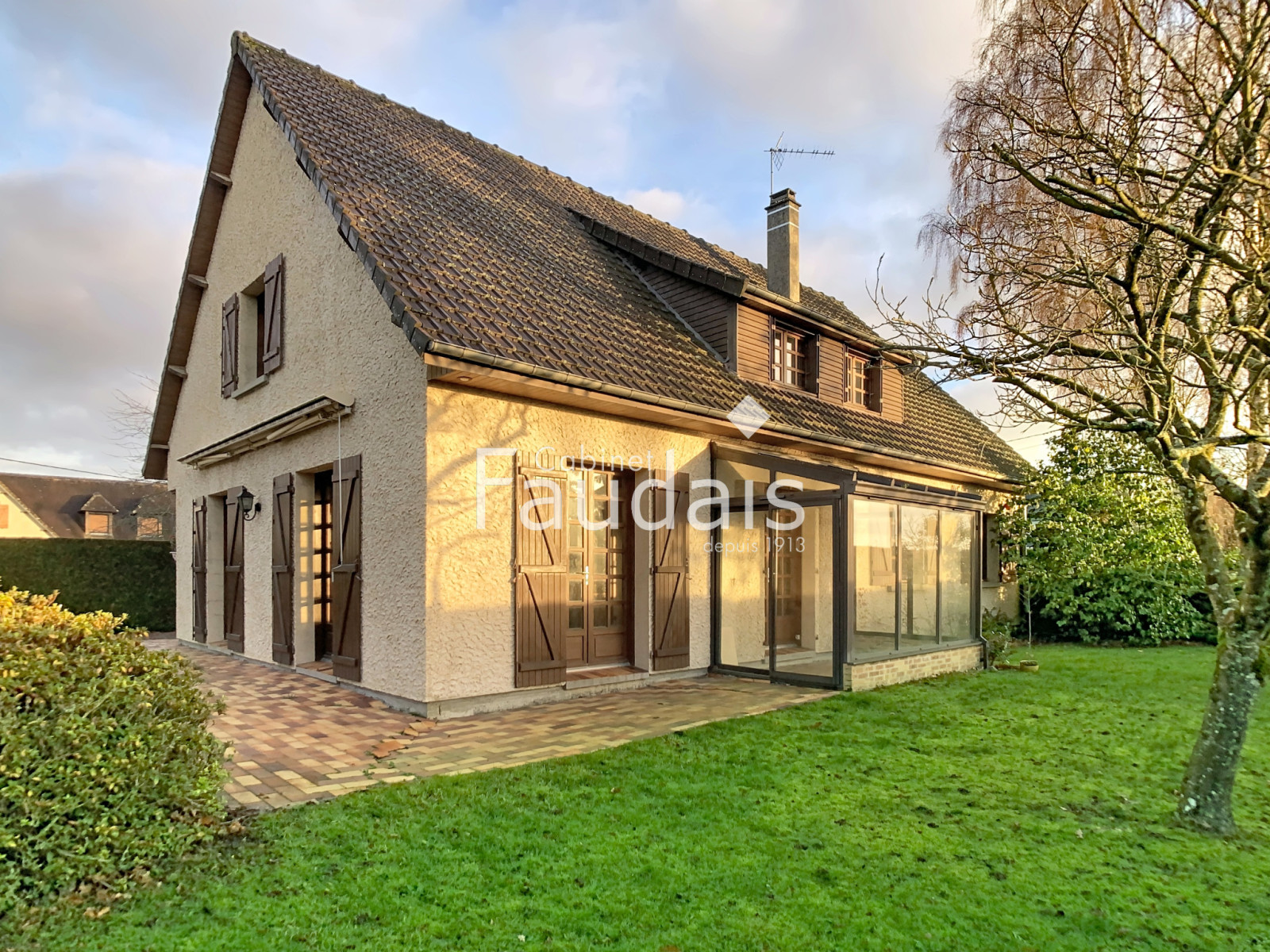 
                                                Vente
                                                 GRANDE MAISON FAMILIALE AVEC SOUS-SOL ET VIE DE PLAIN-PIED