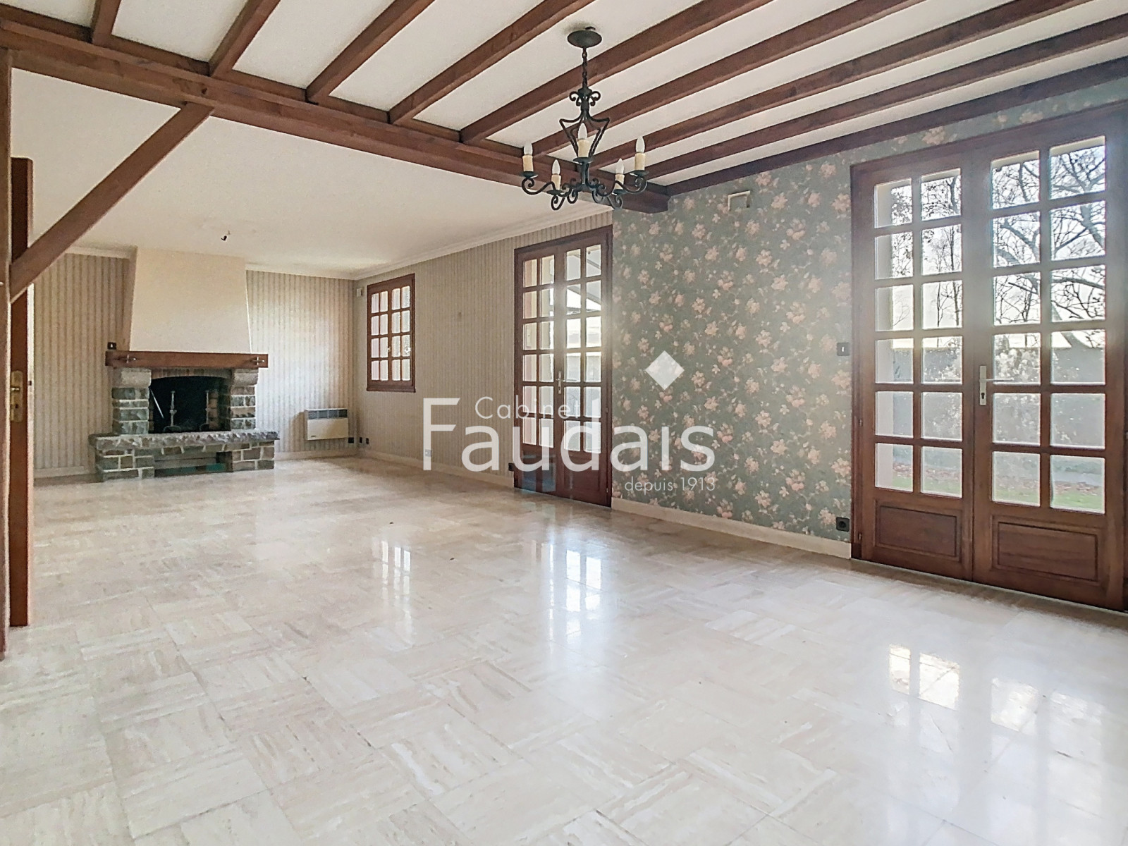 
                                                Vente
                                                 GRANDE MAISON FAMILIALE AVEC SOUS-SOL ET VIE DE PLAIN-PIED