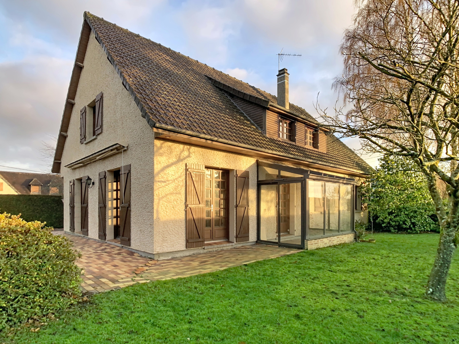 
                                                Vente
                                                 GRANDE MAISON FAMILIALE AVEC SOUS-SOL ET VIE DE PLAIN-PIED