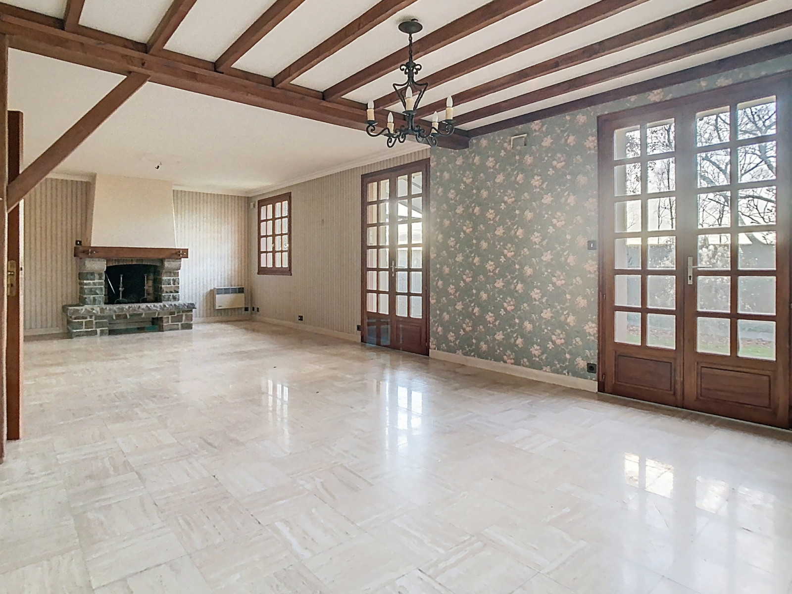
                                                Vente
                                                 GRANDE MAISON FAMILIALE AVEC SOUS-SOL ET VIE DE PLAIN-PIED