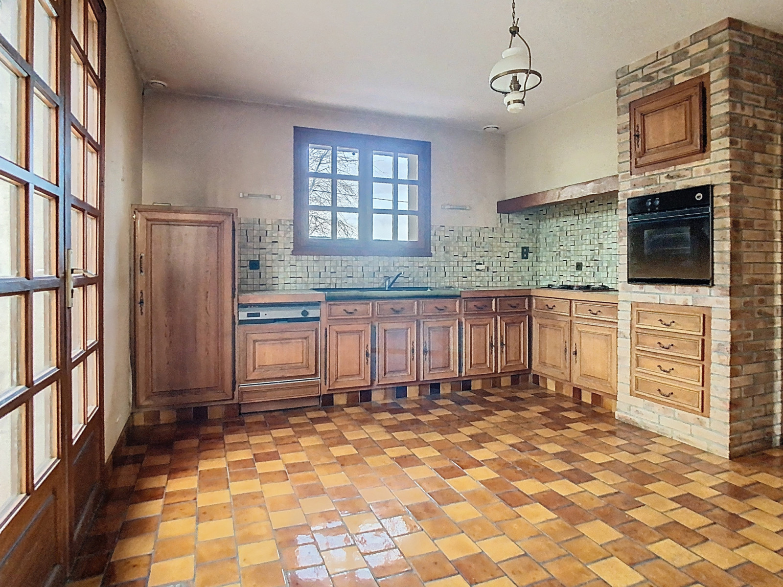 
                                                Vente
                                                 GRANDE MAISON FAMILIALE AVEC SOUS-SOL ET VIE DE PLAIN-PIED