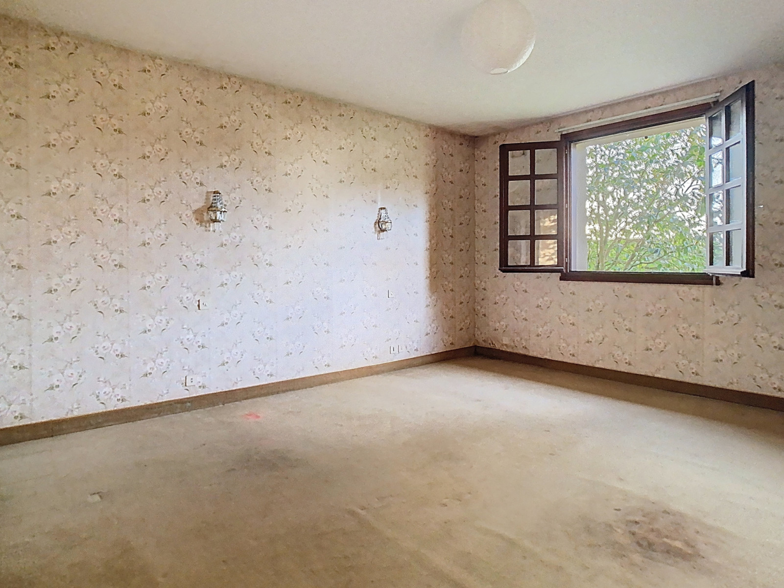 
                                                Vente
                                                 GRANDE MAISON FAMILIALE AVEC SOUS-SOL ET VIE DE PLAIN-PIED