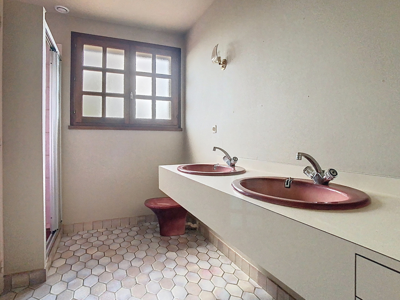 
                                                Vente
                                                 GRANDE MAISON FAMILIALE AVEC SOUS-SOL ET VIE DE PLAIN-PIED