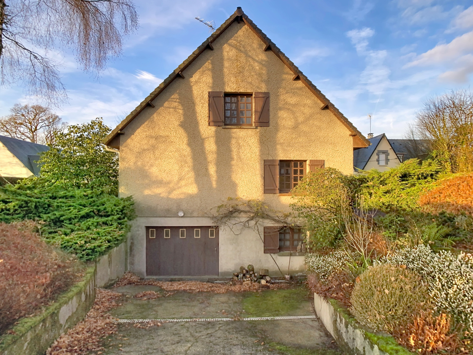 
                                                Vente
                                                 GRANDE MAISON FAMILIALE AVEC SOUS-SOL ET VIE DE PLAIN-PIED