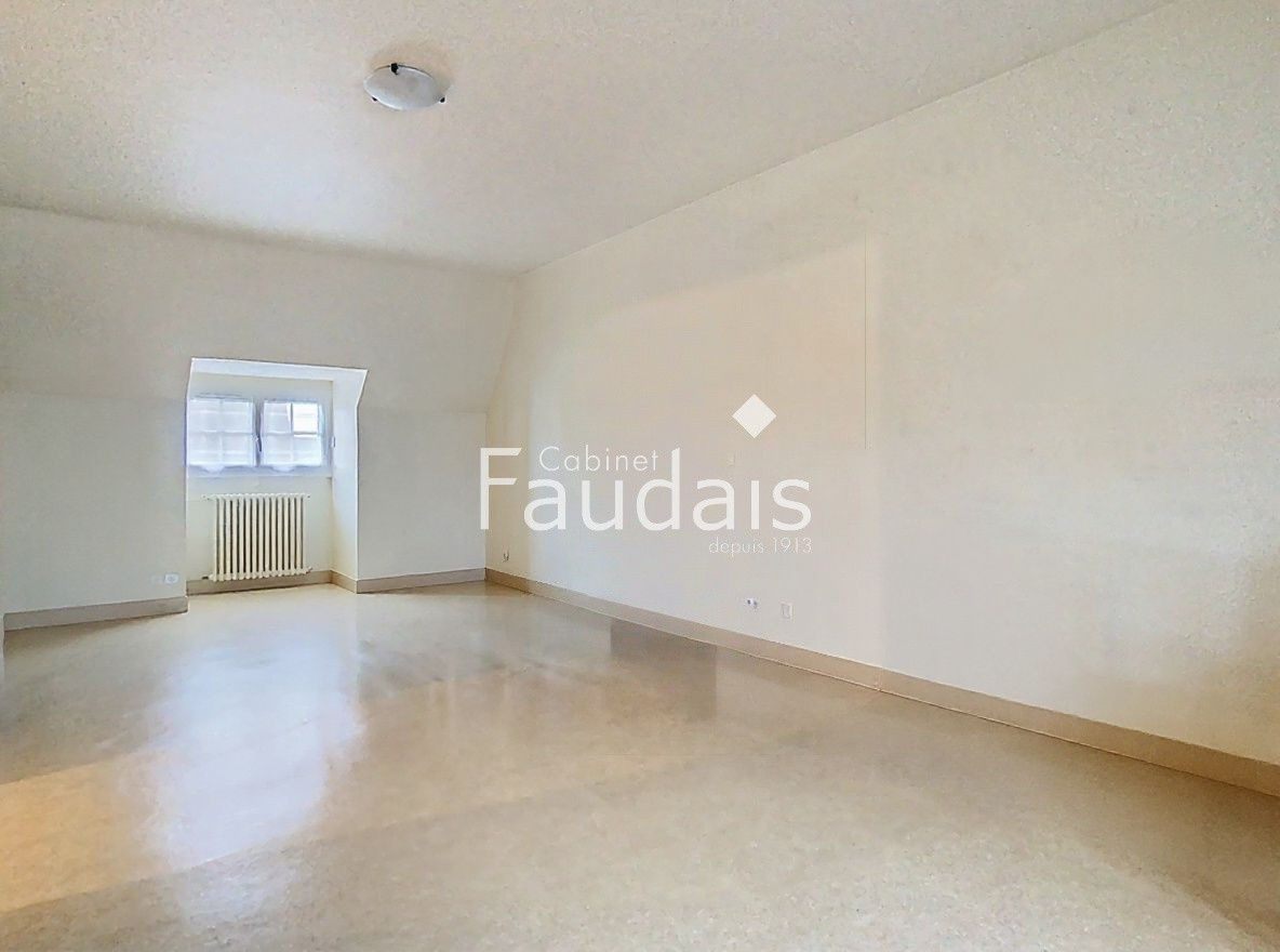 
                                                Vente
                                                 GRANDE MAISON FAMILIALE LUMINEUSE 6 CHAMBRES