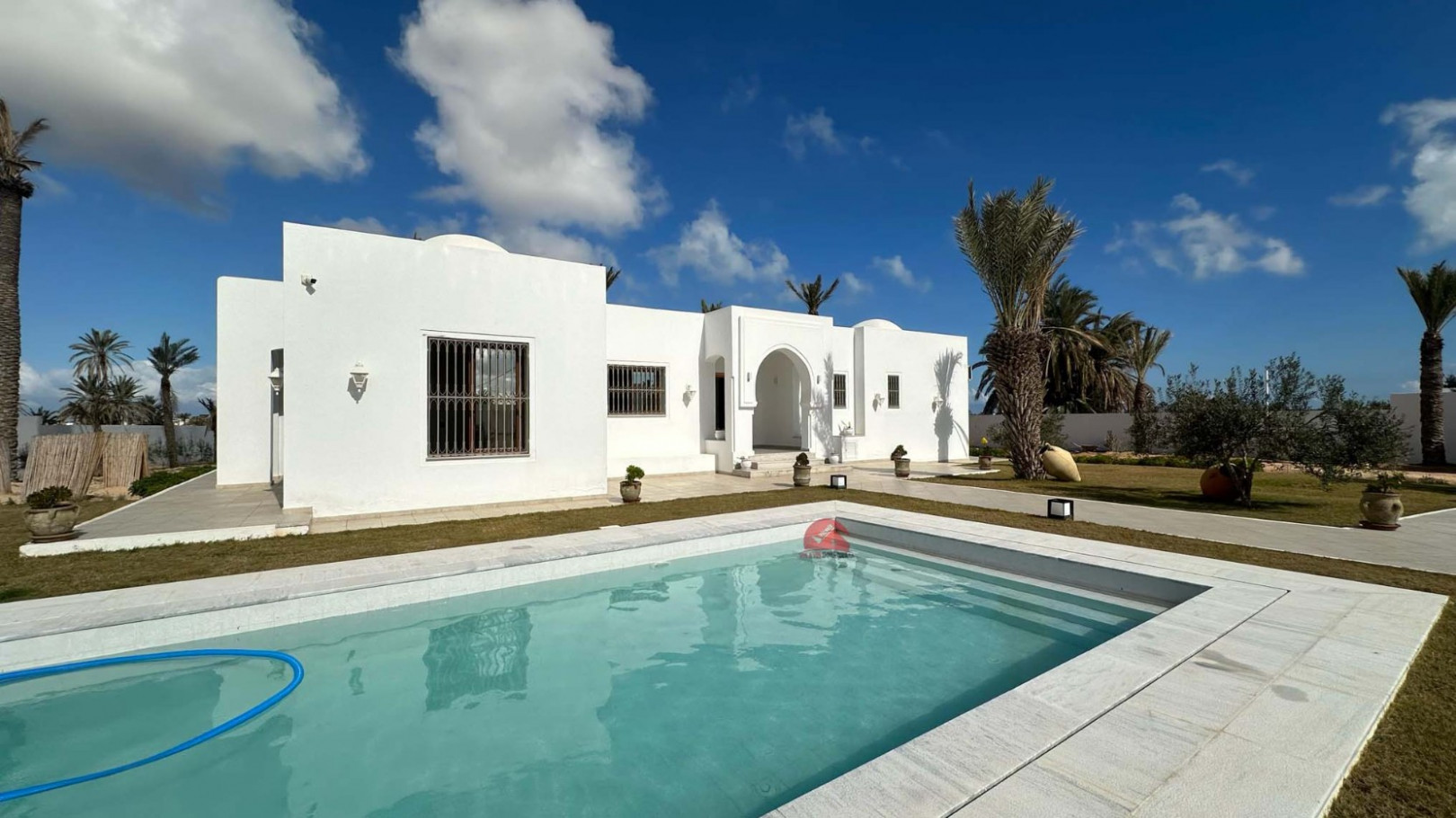 
                                                Vente
                                                 GRANDE MAISON SUR MEZRAYA DJERBA EN TUNISIE