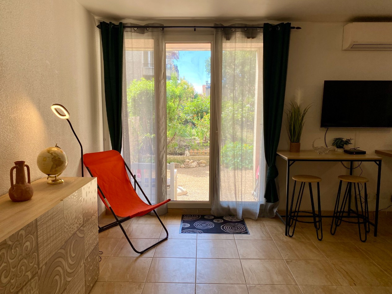 Vente
                                                 Grande terrasse, jardin et parking privé