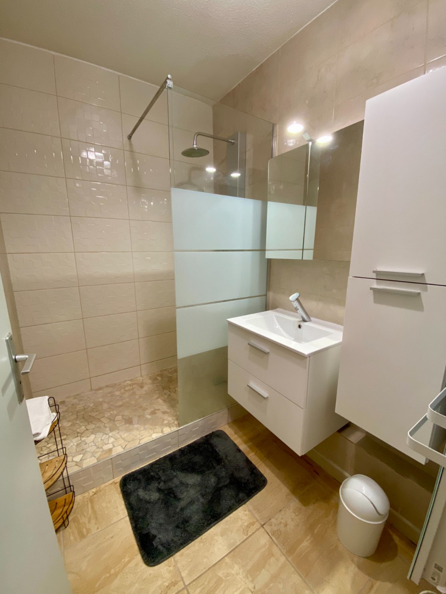 Vente
                                                 Grande terrasse, jardin et parking privé