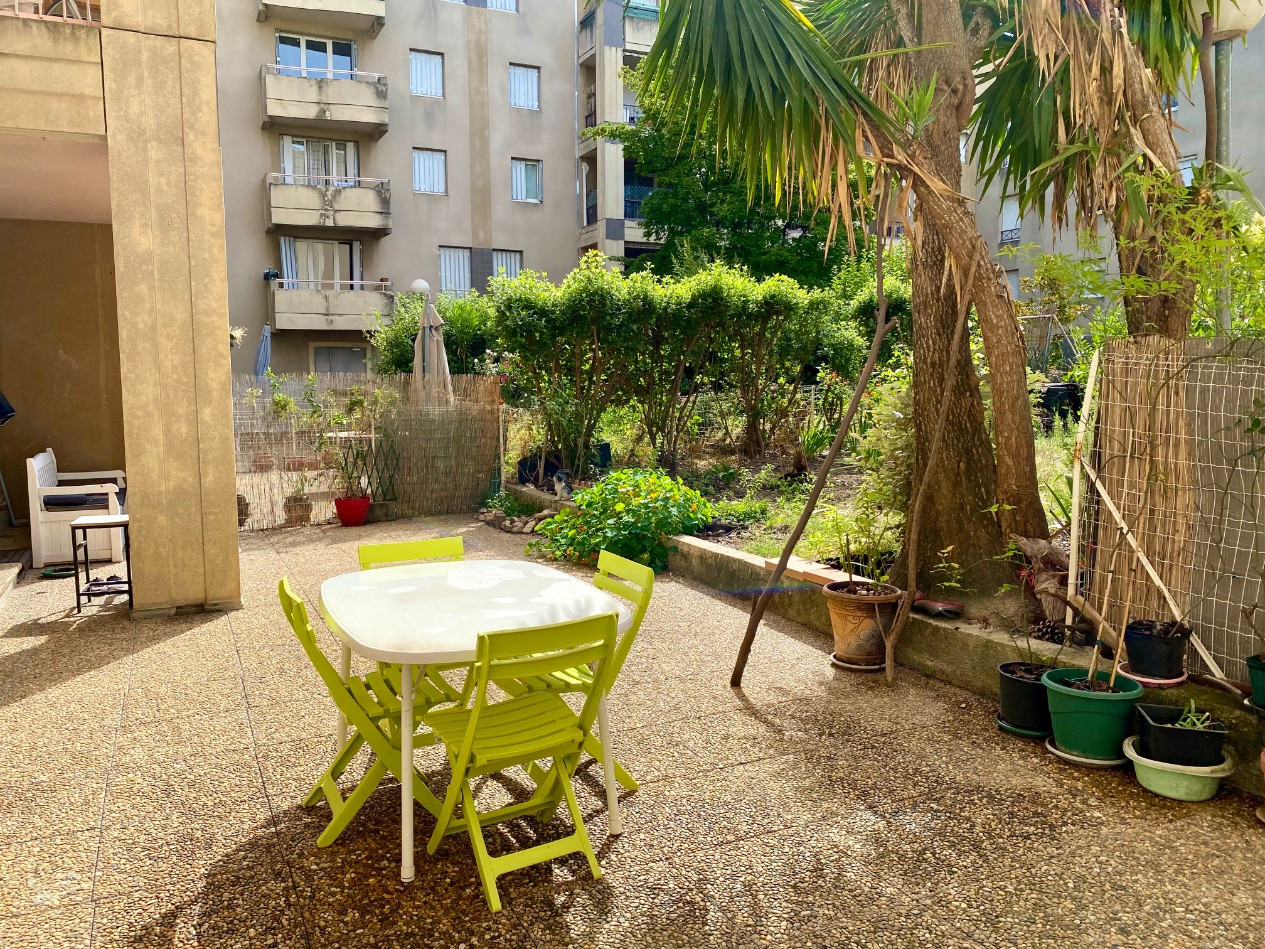Vente
                                                 Grande terrasse, jardin et parking privé