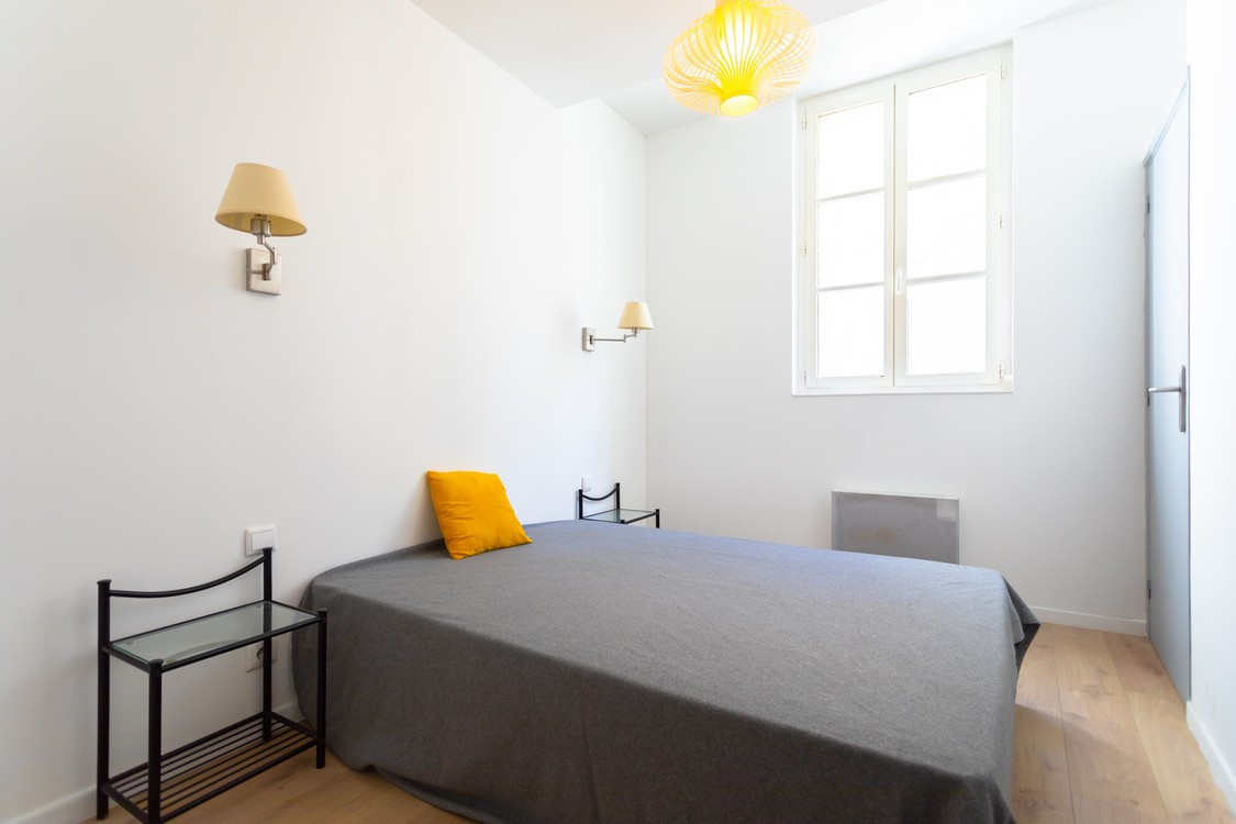 
                                                Location
                                                 Green apple