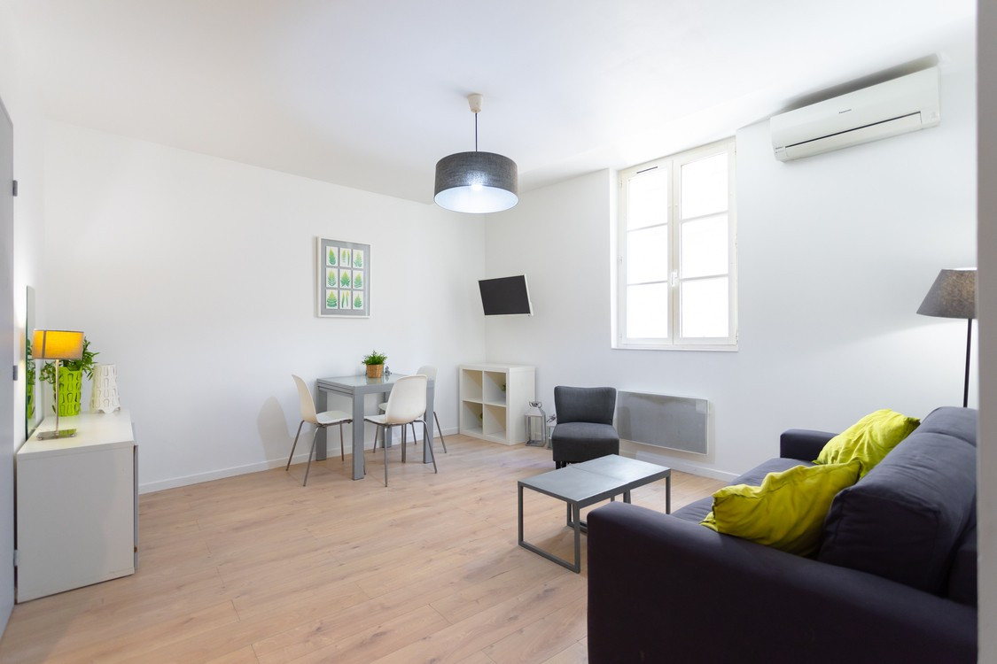 
                                                Location
                                                 Green apple