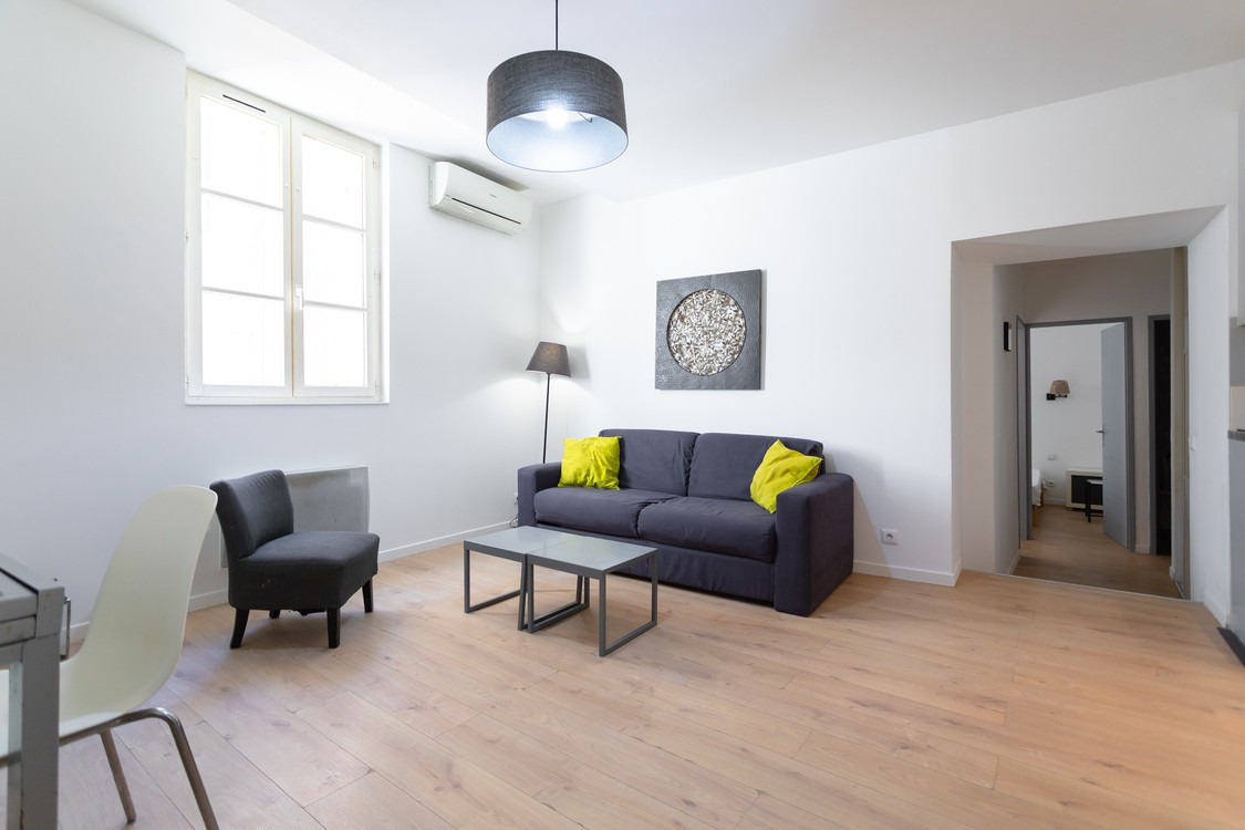 
                                                Location
                                                 Green apple