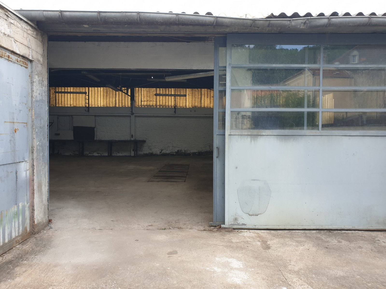 
                                                Location
                                                 hangar 220m2