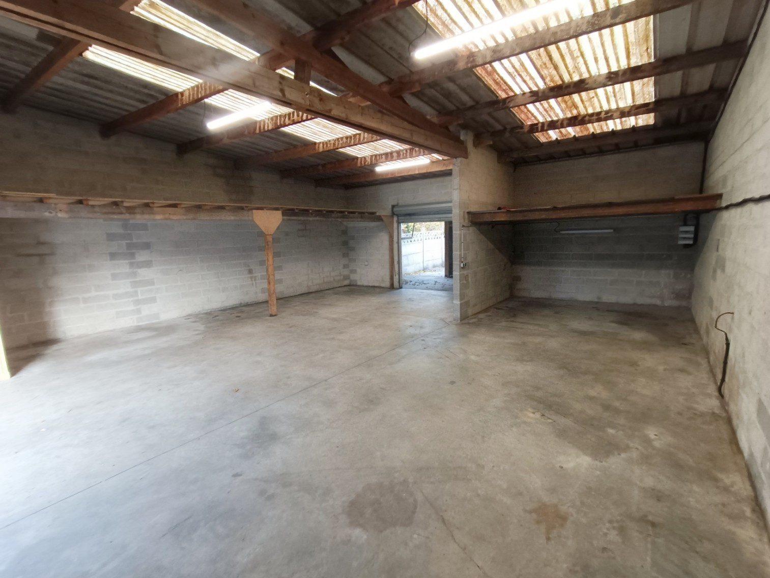 
                                                Vente
                                                 Hangar spacieux 161m2 avec point d’eau