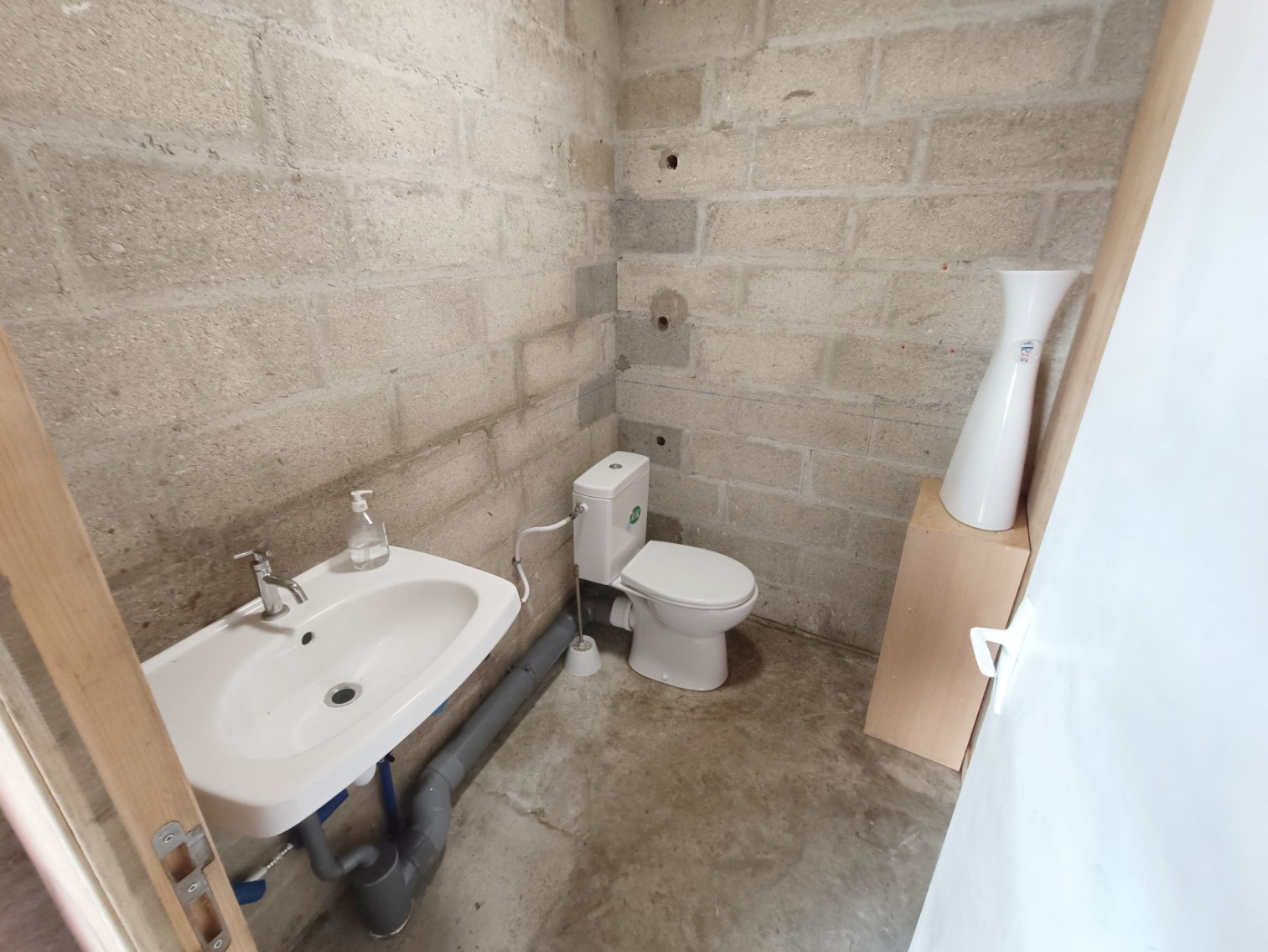 
                                                Vente
                                                 Hangar spacieux 161m2 avec point d’eau