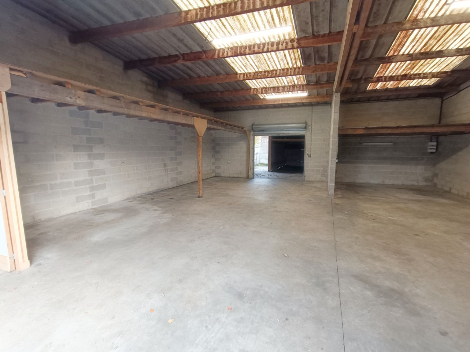 
                                                Vente
                                                 Hangar spacieux 161m2 avec point d’eau