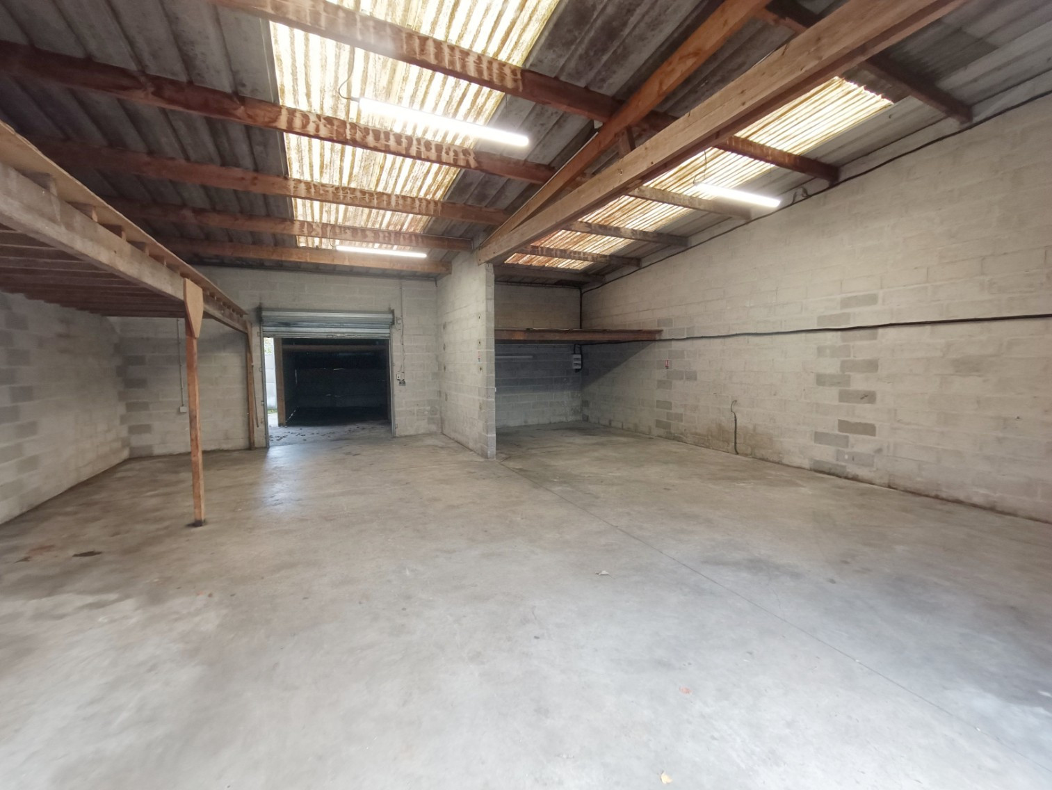 
                                                Vente
                                                 Hangar spacieux 161m2 avec point d’eau