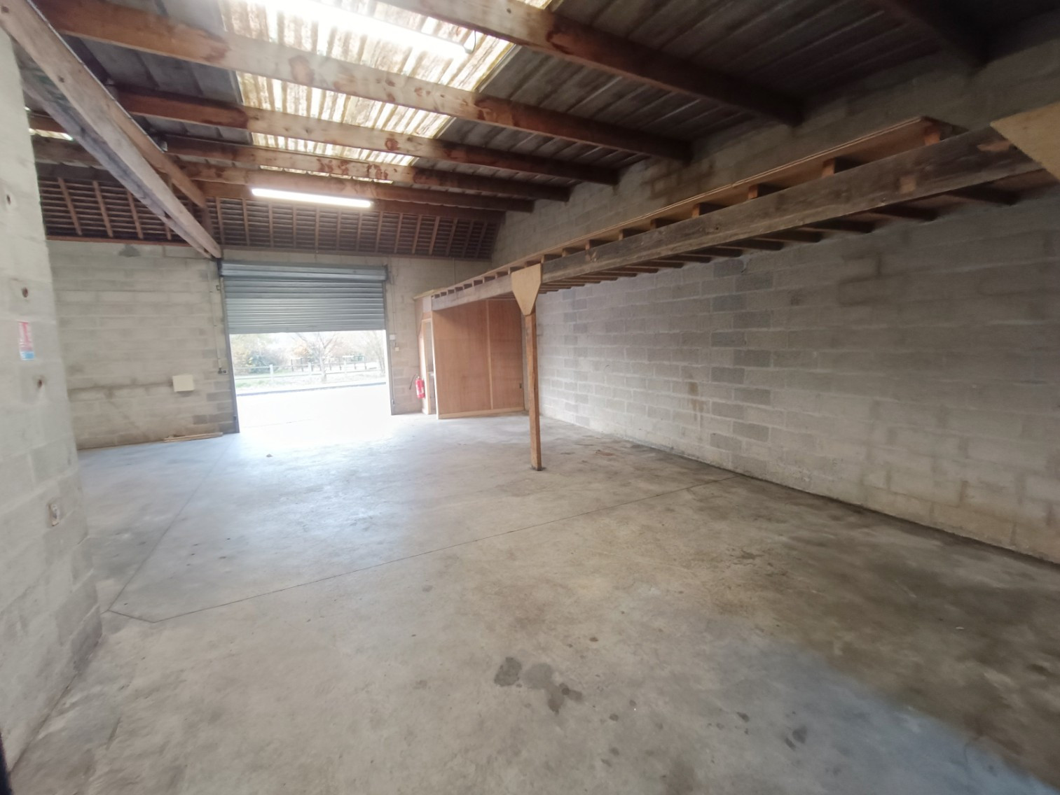 
                                                Vente
                                                 Hangar spacieux 161m2 avec point d’eau