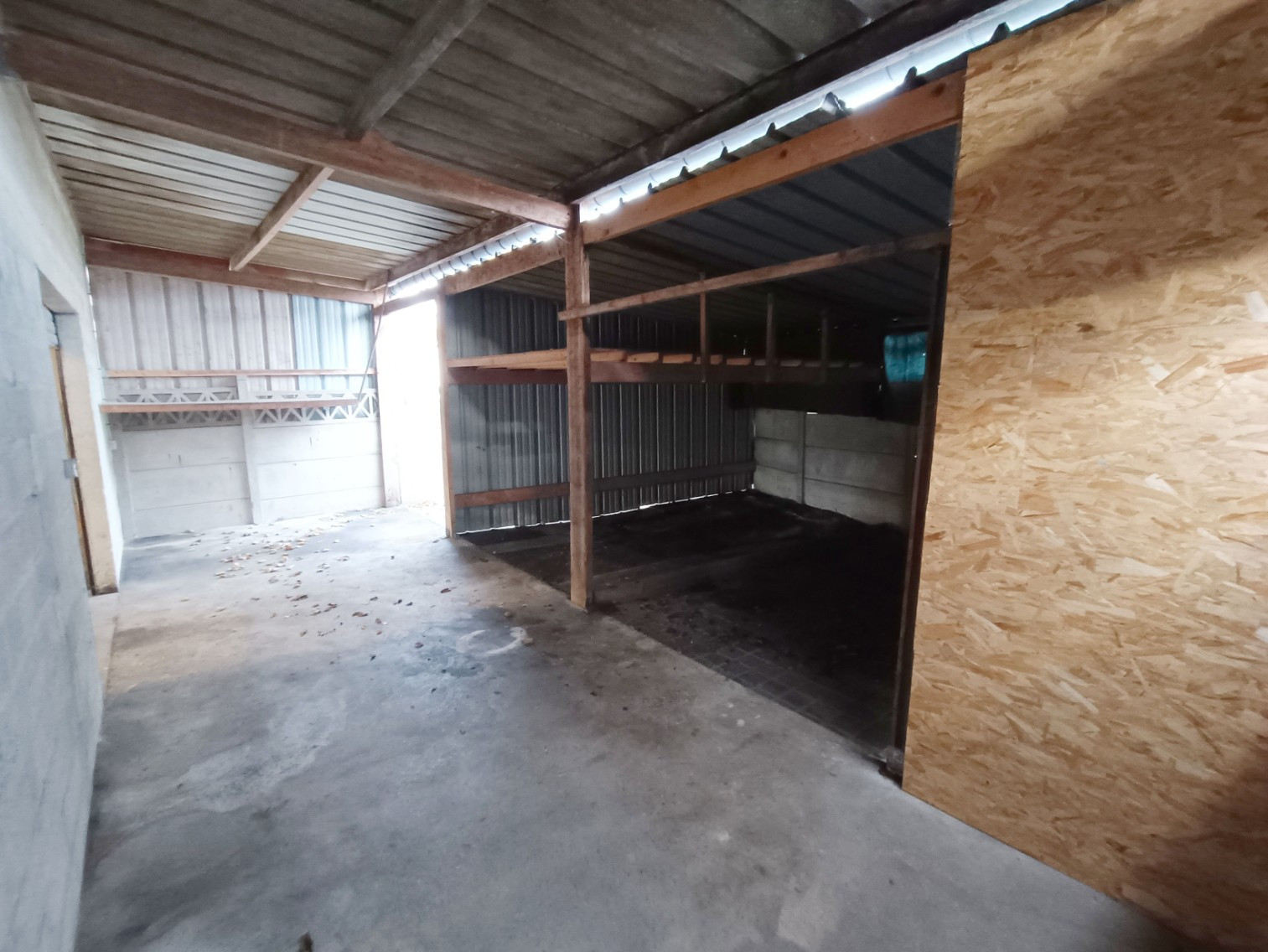 
                                                Vente
                                                 Hangar spacieux 161m2 avec point d’eau