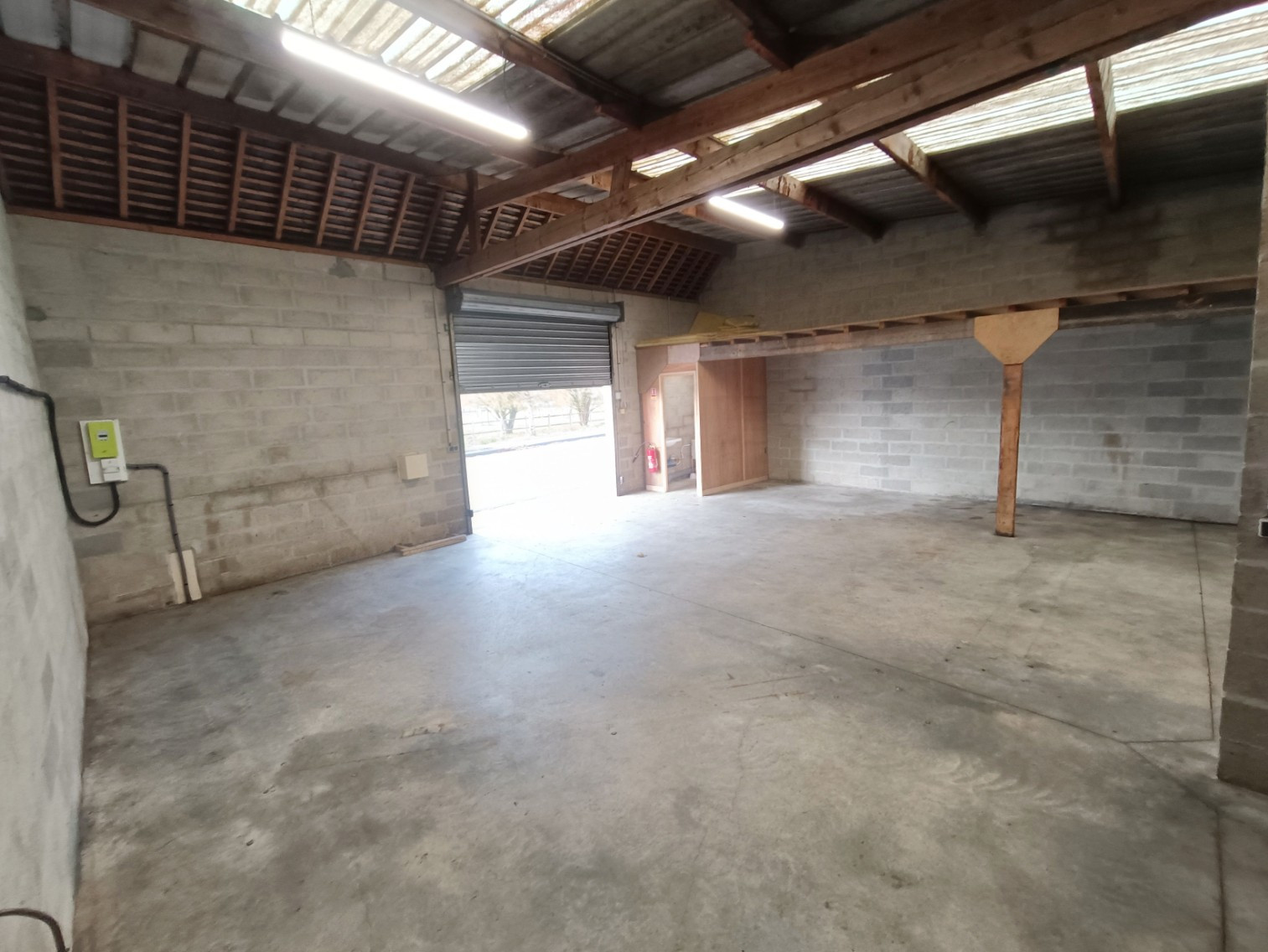 
                                                Vente
                                                 Hangar spacieux 161m2 avec point d’eau