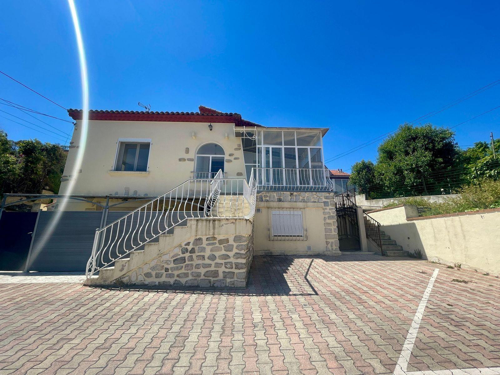 
                                                Location
                                                 Haut de villa, T3 spacieux, lumineux, calme.