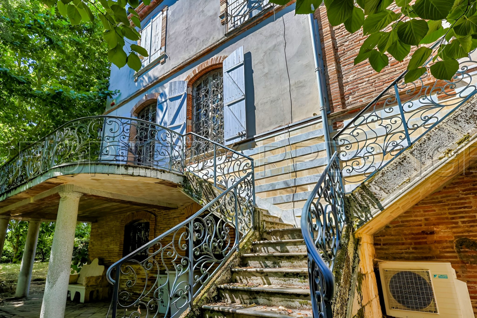 
                                                Vente
                                                 HAUTE GARONNE CHATEAU A RESTAURER 1800 M² 6 HA