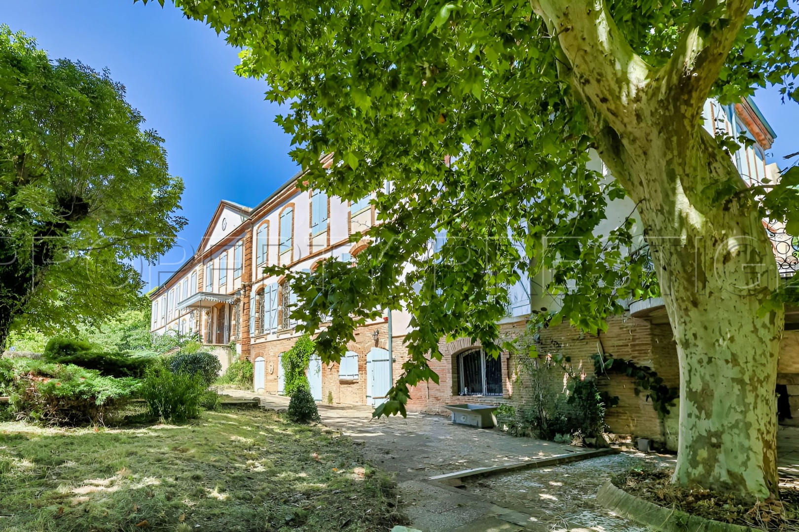 
                                                Vente
                                                 HAUTE GARONNE CHATEAU A RESTAURER 1800 M² 6 HA