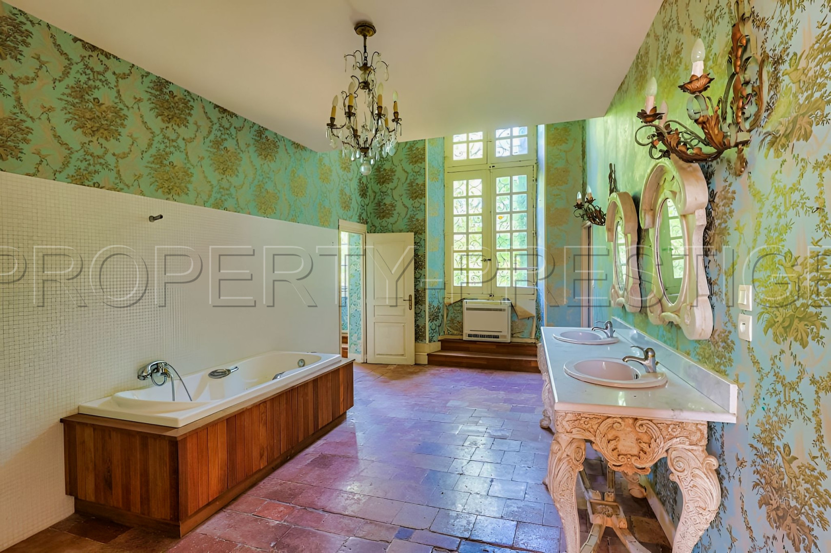 
                                                Vente
                                                 HAUTE GARONNE CHATEAU A RESTAURER 1800 M² 6 HA