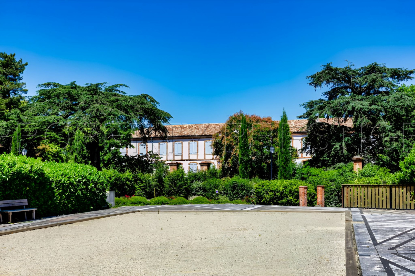
                                                Vente
                                                 HAUTE GARONNE CHATEAU A RESTAURER 1800 M² 6 HA