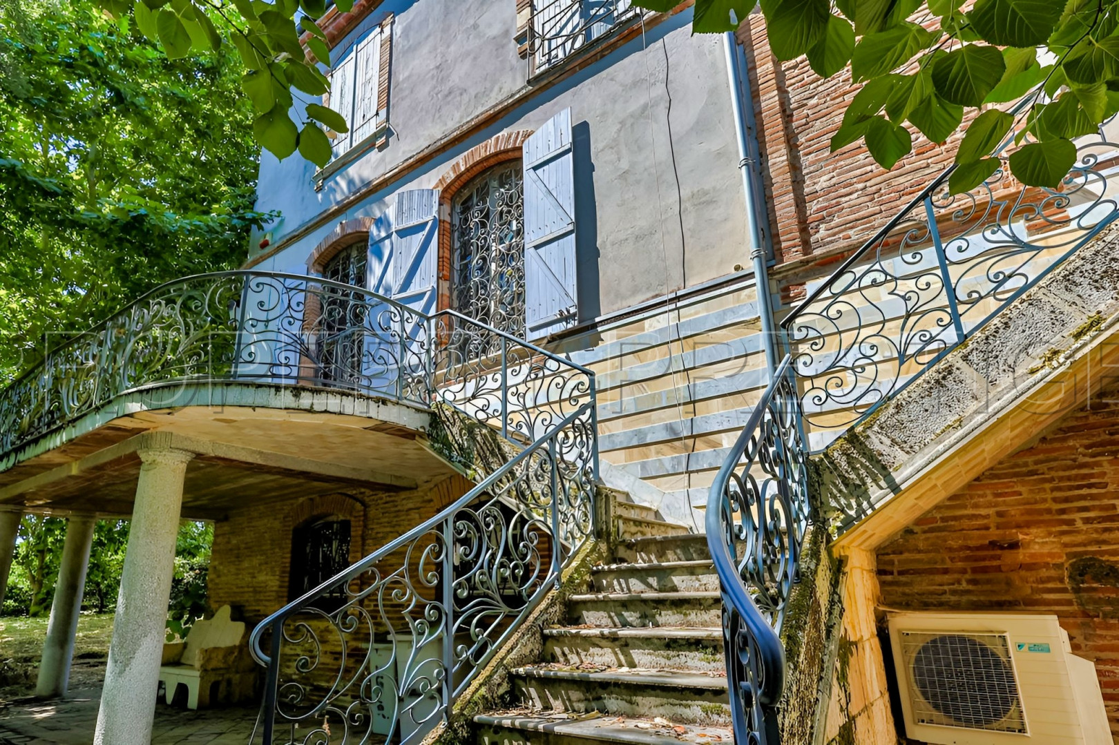 
                                                Vente
                                                 HAUTE GARONNE CHATEAU A RESTAURER 1800 M² 6 HA