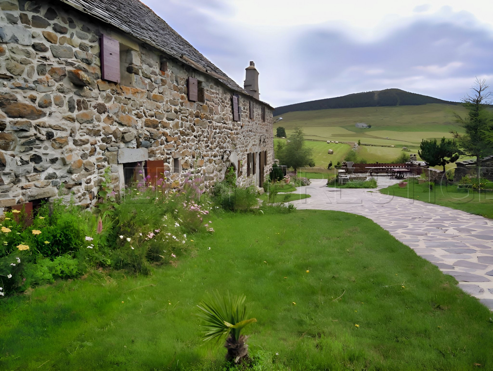 
                                                Vente
                                                 HAUTE LOIRE PROPRIETE GITE CH. HOTES 1000 M² 6 HA