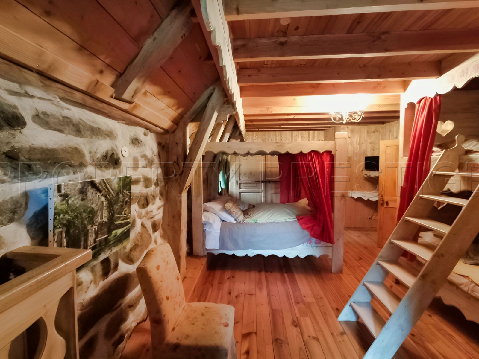 
                                                Vente
                                                 HAUTE LOIRE PROPRIETE GITE CH. HOTES 1000 M² 6 HA