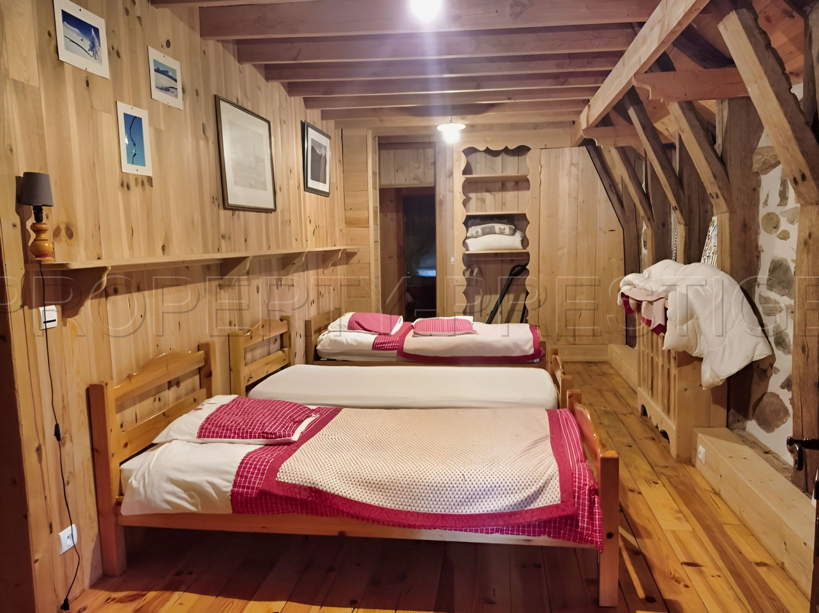 
                                                Vente
                                                 HAUTE LOIRE PROPRIETE GITE CH. HOTES 1000 M² 6 HA