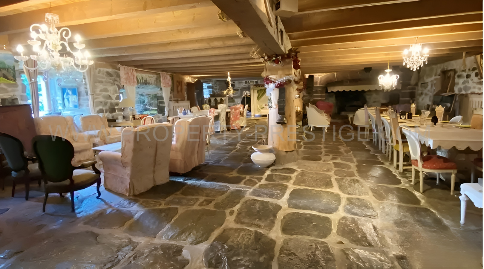 
                                                Vente
                                                 HAUTE LOIRE PROPRIETE GITE CH. HOTES 1000 M² 6 HA