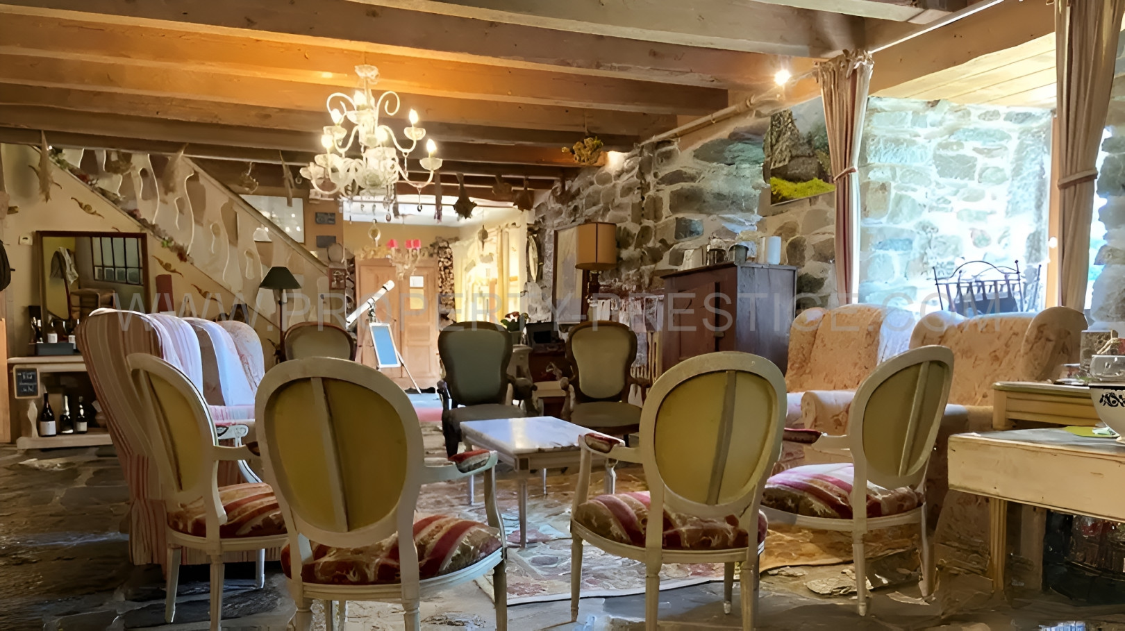 
                                                Vente
                                                 HAUTE LOIRE PROPRIETE GITE CH. HOTES 1000 M² 6 HA