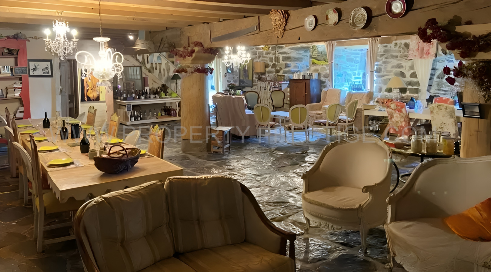 
                                                Vente
                                                 HAUTE LOIRE PROPRIETE GITE CH. HOTES 1000 M² 6 HA