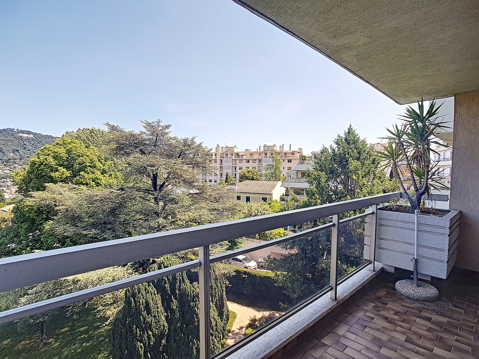 
                                                Location
                                                 Hauteurs de Cimiez - Studio vide de 32 m2 terrasse