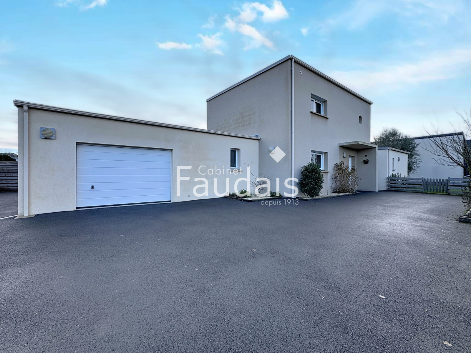 
                                                Vente
                                                  HEBECREVON-Maison contemporaine spacieuse avec vie de plain